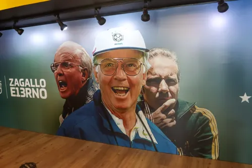 
				
					Amigos e familiares se despedem de Zagallo em velório na sede da CBF
				
				