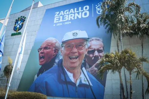 
				
					Amigos e familiares se despedem de Zagallo em velório na sede da CBF
				
				