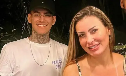 
				
					Andressa Urach e filho anunciam pausa nas gravações de vídeos adultos
				
				