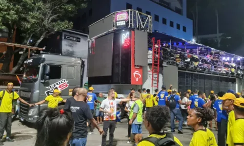 
				
					Após atraso, congestionamento de trios é formado no circuito Dodô
				
				