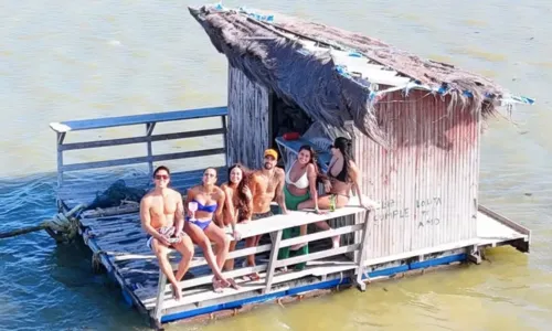 
				
					Após beijo em trio, Alinne Rosa e Caio Castro curtem viagem na Bahia
				
				