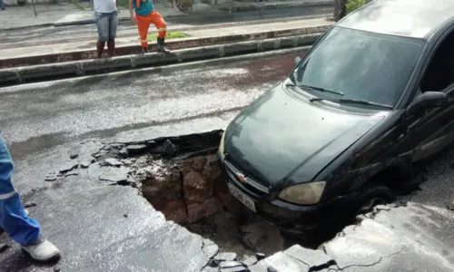 
				
					Após carro ser 'engolido', parte da Av. Suburbana seguirá interditada
				
				