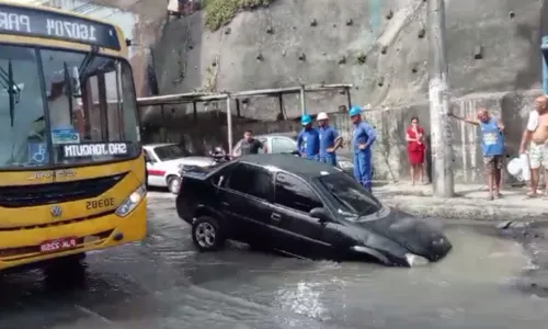 
				
					Após carro ser 'engolido', parte da Av. Suburbana seguirá interditada
				
				