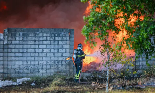 
				
					Após dois dias, bombeiros extinguem incêndio em depósito de Camaçari
				
				