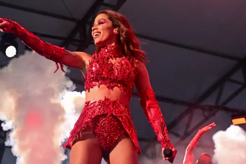 
				
					Após estreia em Salvador, bloco da Anitta agita Florianópolis; FOTOS
				
				