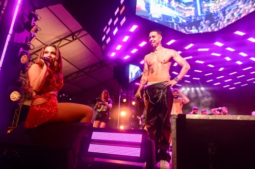 
				
					Após estreia em Salvador, bloco da Anitta agita Florianópolis; FOTOS
				
				