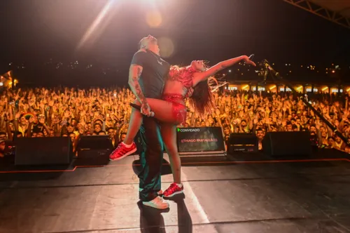 
				
					Após estreia em Salvador, bloco da Anitta agita Florianópolis; FOTOS
				
				