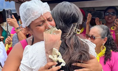 
				
					Após polêmicas, esposa e mãe de Davi se abraçam e choram em encontro
				
				