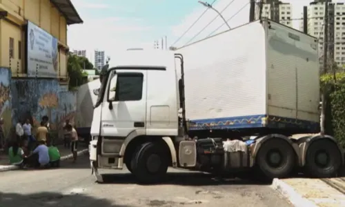 
				
					Após três dias, carreta que bloqueou rua em Salvador é removida
				
				