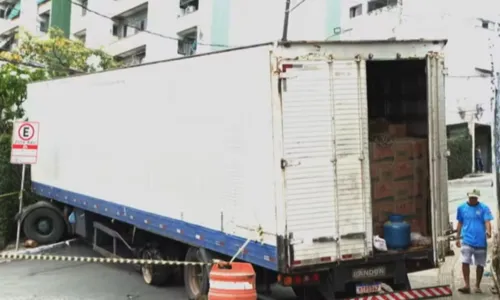 
				
					Após três dias, carreta que bloqueou rua em Salvador é removida
				
				