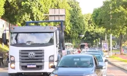 
				
					Árvore cai na Avenida Garibaldi e via fica congestionada
				
				