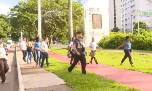 
				
					Árvore cai na Avenida Garibaldi e via fica congestionada
				
				