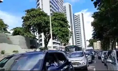 
				
					Árvore caída na Av. Garibaldi deixa estação lotada e trânsito lento
				
				