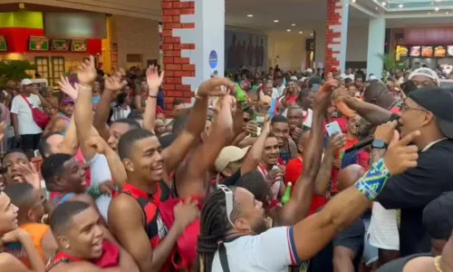 
				
					'As Muquiranas': foliões fazem festa durante entrega de fantasias
				
				