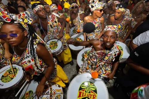 
				
					Atraso, apagão e saída do Ilê: veja como foi 3º dia de Carnaval
				
				