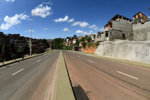 
				
					Avenida Jayme Figura: via entre Gal Costa e Pau da Lima é inaugurada
				
				