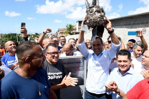 
				
					Avenida Jayme Figura: via entre Gal Costa e Pau da Lima é inaugurada
				
				