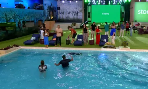 
				
					BBB 24: Davi e Beatriz comemoram permanência com pulo na piscina
				
				