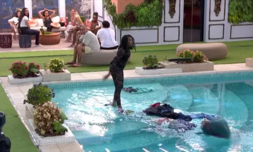 
				
					BBB 24: Leidy leva bronca ao vivo após jogar roupas de Davi na piscina
				
				