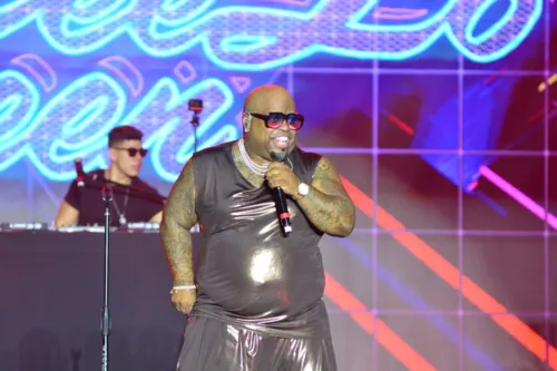 
				
					Bandeira da BA, capoeira e sucessos: veja como foi show de CeeLo Green
				
				