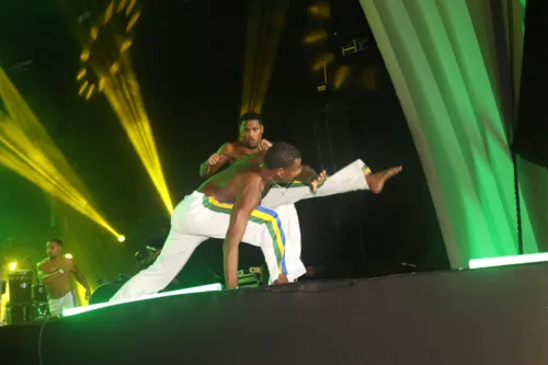 
				
					Bandeira da BA, capoeira e sucessos: veja como foi show de CeeLo Green
				
				