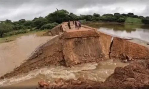 
				
					Barragem se rompe e deixa cerca de três mil pessoas isoladas na BA
				
				