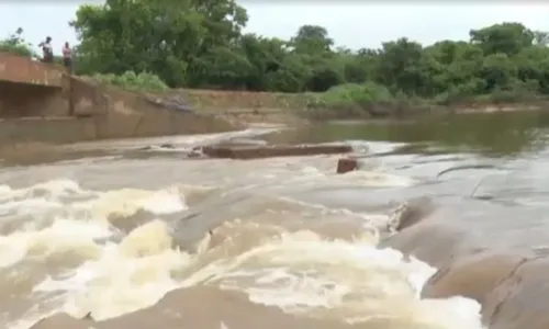 
				
					Barragem se rompe e deixa cerca de três mil pessoas isoladas na BA
				
				