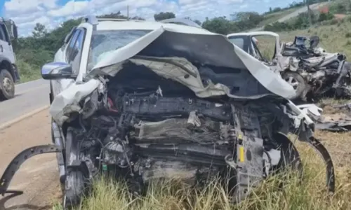 
				
					Batida entre caminhonetes mata 2 e deixa 3 feridos em Laje
				
				