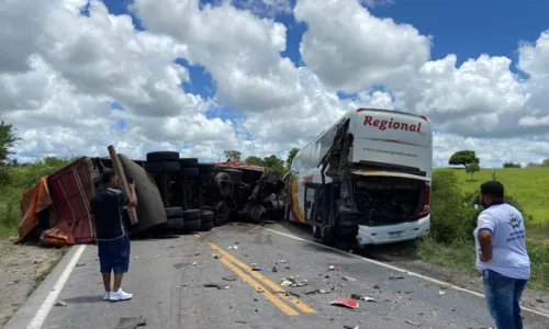 
				
					Batida entre carreta e ônibus mata homem e fecha BR-116
				
				