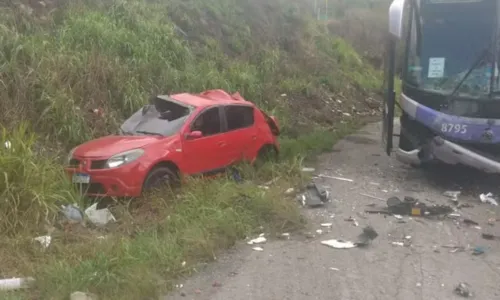 
				
					Batida entre carro e ônibus mata quatro pessoas na Bahia
				
				