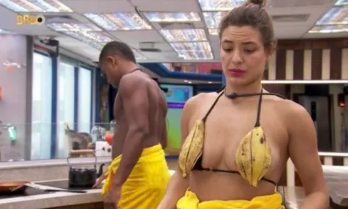 
				
					Beatriz ignora Tadeu, customiza top com casca de banana e gera punição
				
				
