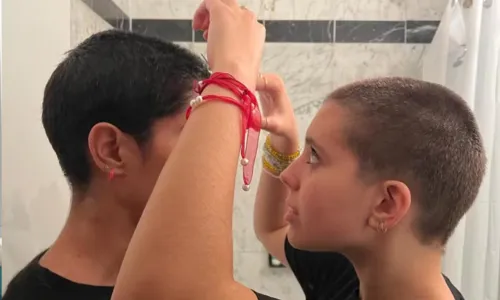 
				
					Bela Gil e filha radicalizam e raspam o cabelo: 'Muito amor'
				
				