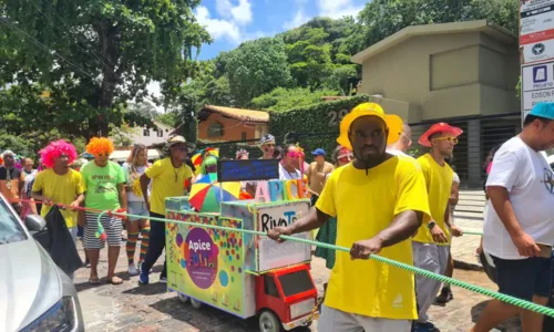 
				
					Bloco Apice Folia agita equipe e moradores de Ondina durante Carnaval
				
				