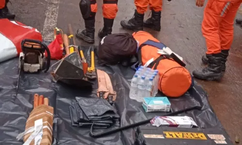 
				
					Bombeiro baiano relata cenário de 'destruição' no Rio Grande do Sul
				
				