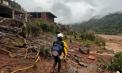 
				
					Bombeiro baiano relata cenário de 'destruição' no Rio Grande do Sul
				
				