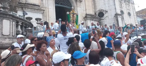 
				
					'Bonfim do abanador': fiéis buscam leque para reduzir calor em trajeto
				
				