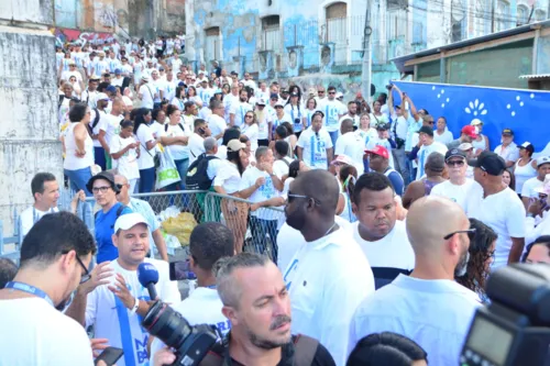 
				
					'Bonfim do abanador': fiéis buscam leque para reduzir calor em trajeto
				
				