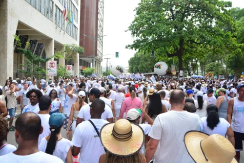 
				
					'Bonfim do abanador': fiéis buscam leque para reduzir calor em trajeto
				
				