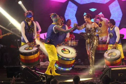 
				
					Brown surpreende com super 'sarrada' no Olodum; veja fotos do ensaio
				
				