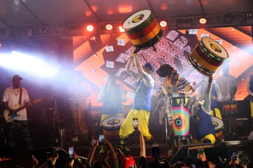 
				
					Brown surpreende com super 'sarrada' no Olodum; veja fotos do ensaio
				
				