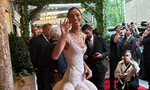 
				
					Bruna Marquezine vai ao 'MET Gala 2024' pela 1ª vez; veja look
				
				