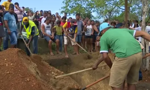 
				
					Cacique assassinado a tiros em emboscada é enterrado na Bahia
				
				