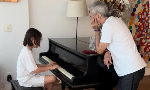 
				
					Caetano Veloso vive momento especial com filho de Alinne Moraes
				
				