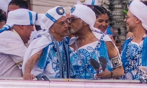 
				
					Caetano e Gil desfilam com o Filhos de Gandhy no Carnaval de Salvador
				
				