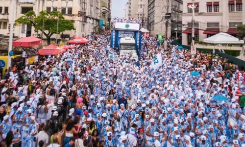 
				
					Caetano e Gil desfilam com o Filhos de Gandhy no Carnaval de Salvador
				
				