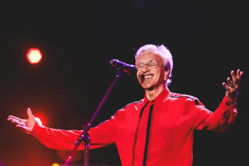 
				
					Caetano e Maria Bethânia anunciam turnê conjunta com show em Salvador
				
				