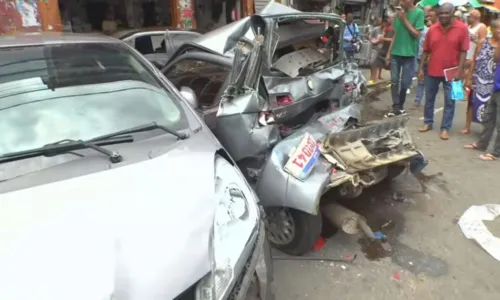 
				
					Caminhão desgovernado atinge 5 veículos e barraca na Baixa de Quintas
				
				