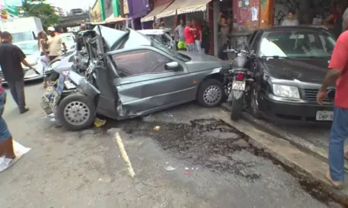 
				
					Caminhão desgovernado atinge 5 veículos e barraca na Baixa de Quintas
				
				