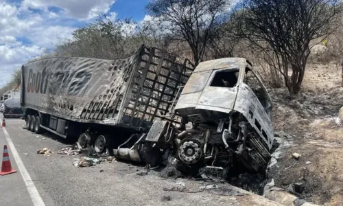 
				
					Cantor de forró morre em acidente entre carro e caminhão na Bahia
				
				