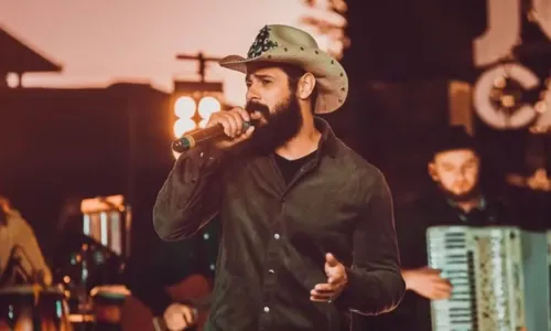 
				
					Cantor sertanejo João Carreiro morre aos 41 anos durante cirurgia
				
				